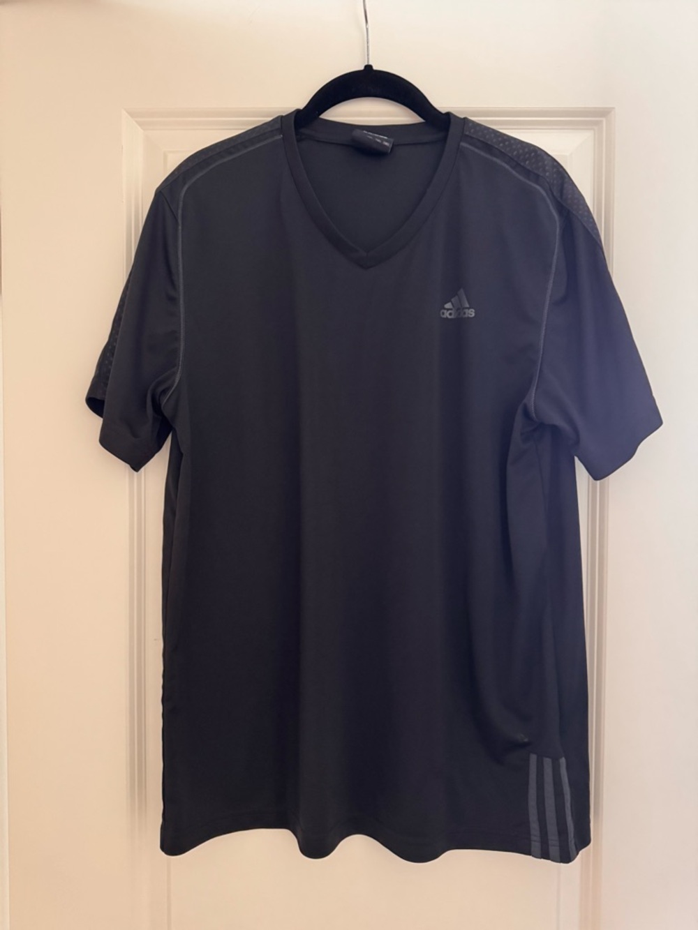 adidas Black Short Sleeve V-Neck Athletic Tee Size L